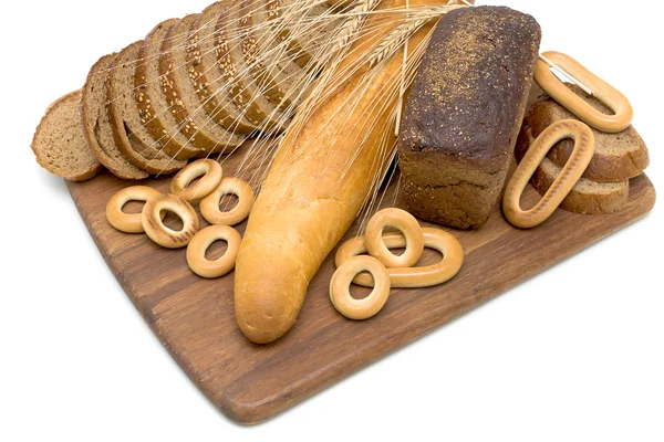 Brot auf einem Schneidebrett auf weißem Hintergrund — Stockfoto