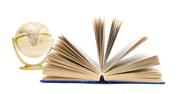 Kitap ve beyaz arka plan üzerinde izole küre — Stok fotoğraf