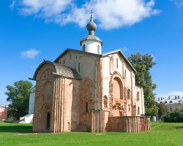 Kerk van st. parasceva op de markt, 1207 - (veliky novgorod, Rusland) — Stockfoto