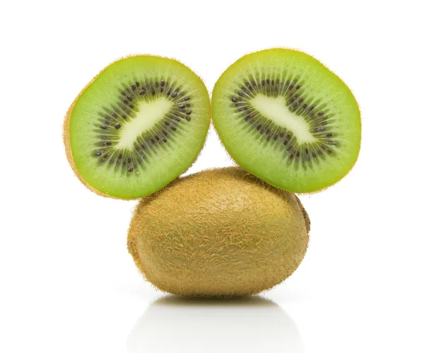 Kiwi fruits sur fond blanc gros plan — Photo