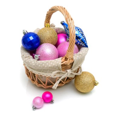 beyaz zemin üzerinde bir sepet içinde Noel oyuncaklar