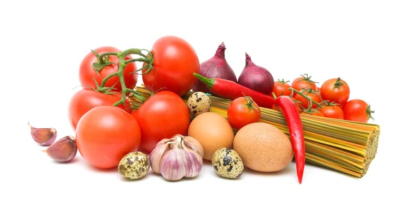 Spaghetti, eieren en groenten op witte achtergrond — Stockfoto