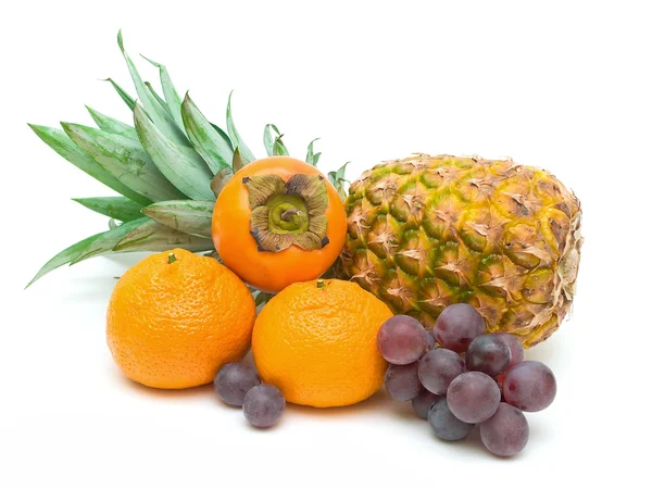 beyaz arkaplanda izole taze meyveler