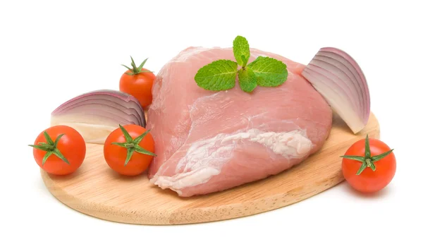 Kött och grönsaker på en skärbräda på vit bakgrund — Stockfoto