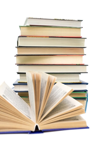 Различные книги на белом фоне
