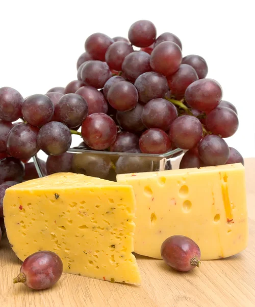チーズとブドウのクローズ アップ — ストック写真