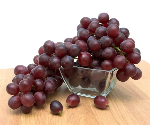 Uvas maduras em uma tigela de vidro de perto — Fotografia de Stock