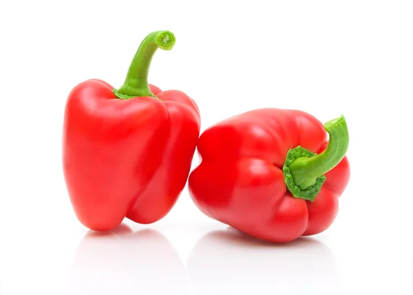 Twee rode paprika 's op een witte achtergrond — Stockfoto