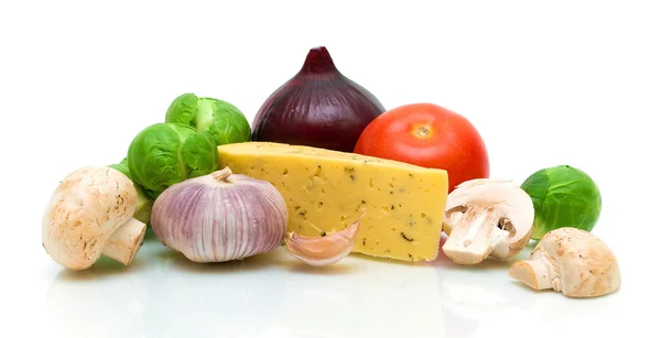 Champiñones, queso y verduras sobre fondo blanco — Foto de Stock