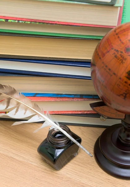 Schoolbenodigdheden op een houten bord — Stockfoto