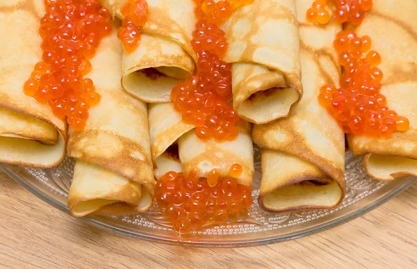 Pannkakor med röd kaviar närbild — Stockfoto