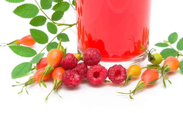 Hagebutten, Himbeeren und Früchtetee auf weißem Hintergrund — Stockfoto