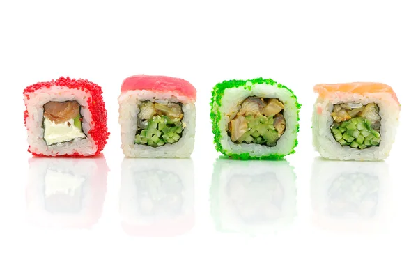 Geleneksel Japon yemekleri. Beyaz bir arka plan üzerinde farklı rulo — Stok fotoğraf