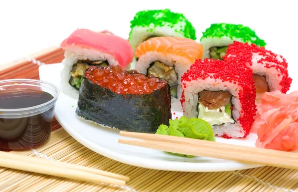 日本的传统食品。不同的寿司卷、 芥末和事先知情同意 — 图库照片