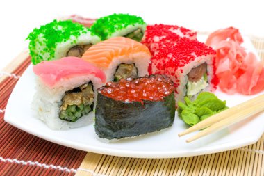Japon mutfağı. suşi rulo yakın çekim.