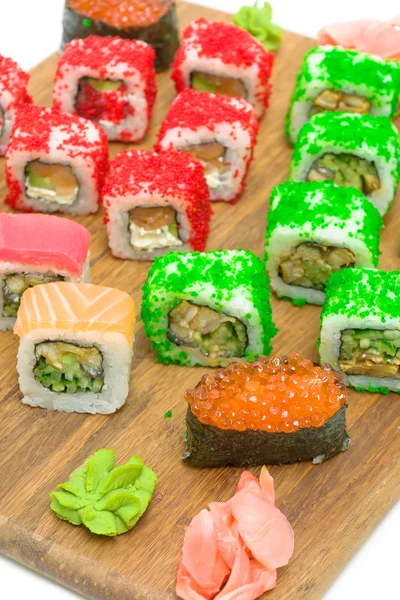Sushi met rode kaviaar en rollen op een snijplank — Stockfoto