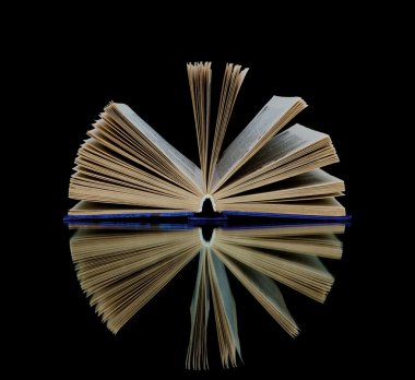 siyah arka planda yansıma ile kitap