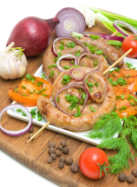 Grilled sausages with tomato and fresh vegetables close up — Stock Photo, Image