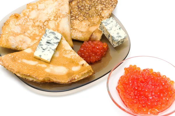 Frittelle con formaggio e caviale rosso su sfondo bianco — Foto Stock