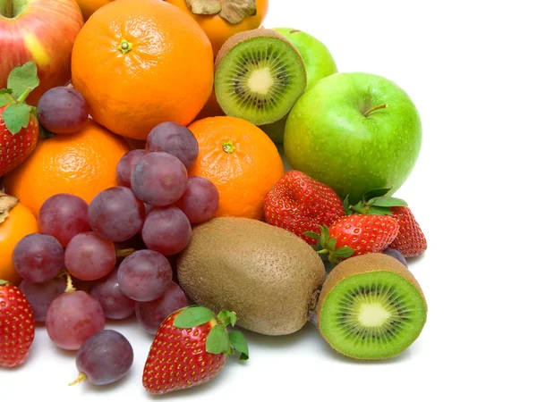 Fruta fresca sobre un fondo blanco de cerca —  Fotos de Stock