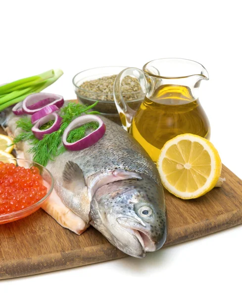 Raw trout, vegetables, olive oil, lemon and red caviar — Stock Photo, Image