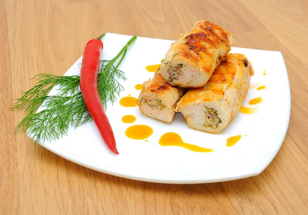 Rouleaux de poulet, piment et brindilles d'aneth sur une assiette — Photo