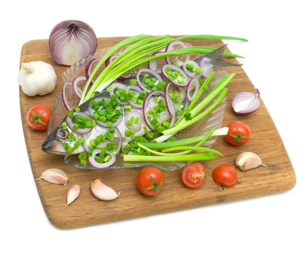 ringa balığı, domates, sarımsak ve soğan üzerinde beyaz bir adam