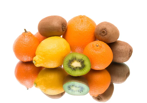 Frutta fresca su fondo bianco con riflesso — Foto Stock
