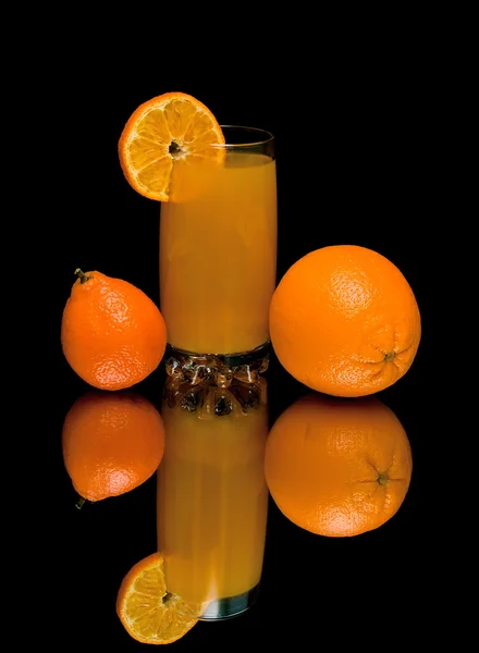 Сік, апельсин і мандарин на чорному фоні — стокове фото