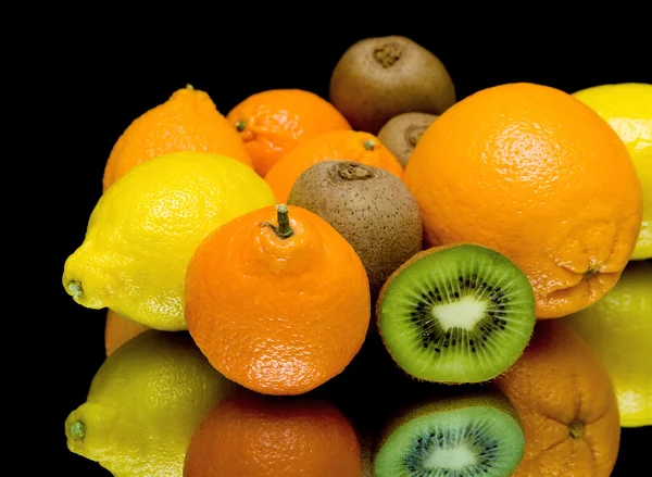 Fruta sobre un fondo negro primer plano — Foto de Stock