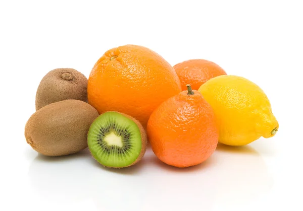 Fruta madura sobre un fondo blanco de cerca —  Fotos de Stock