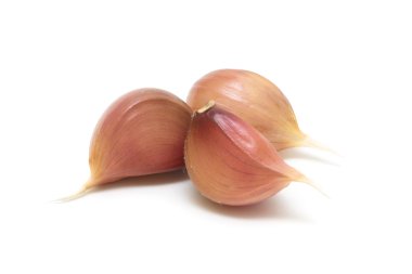 Beyaz arka planda sarımsak karanfilleri