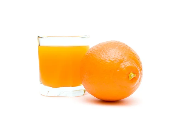 Апельсин і склянка соку на білому тлі — стокове фото
