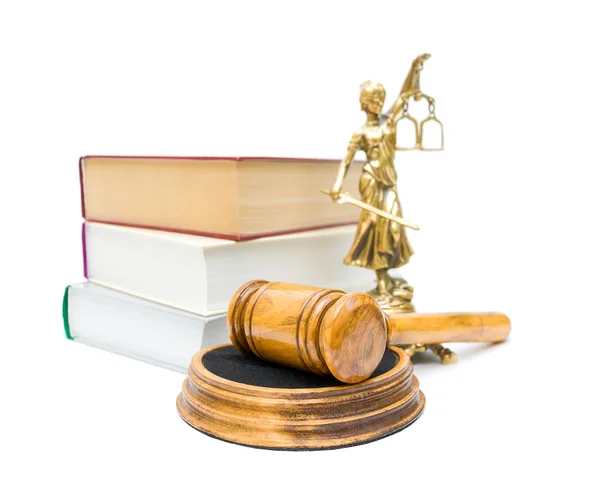 Hamer, het standbeeld van Justitie en een stapel boeken geïsoleerd op w — Stockfoto