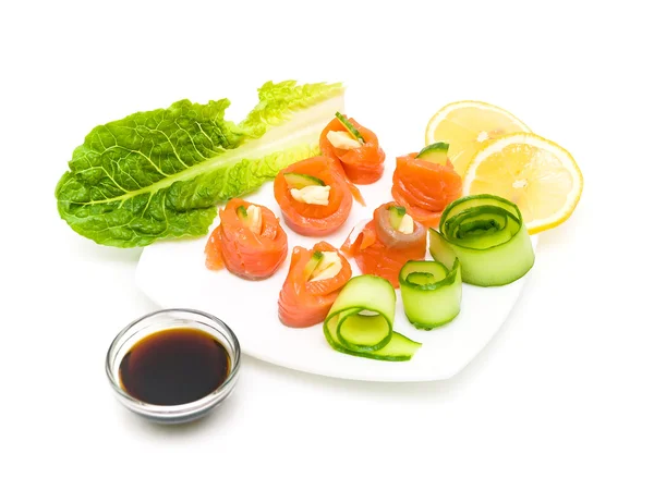 Rollos con salmón y salsa de soja sobre un fondo blanco — Foto de Stock