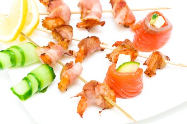 somon ve ızgara karides ile beyaz bir arka plan üzerinde rulo