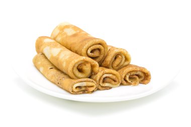 beyaz zemin üzerine bir tabak krep