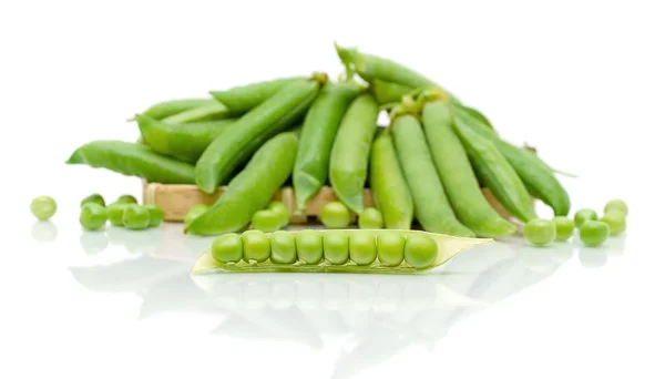 Peas on a white background with reflection. horizontal photo. — Stock Photo, Image