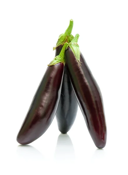 Mogen aubergine på en vit bakgrund. vertikala Foto. — Stockfoto