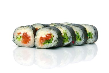 Beyaz bir arka planda yansıma ile Sushi