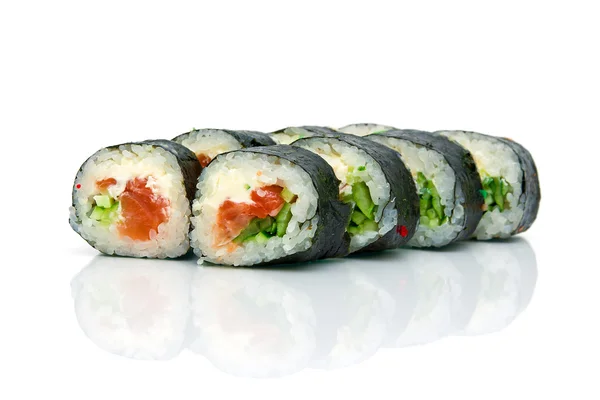 Sushi na białym tle z odbiciem — Zdjęcie stockowe