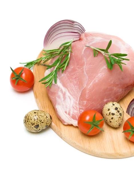 Carne cruda, tomate y huevos de codorniz sobre un fondo blanco — Foto de Stock