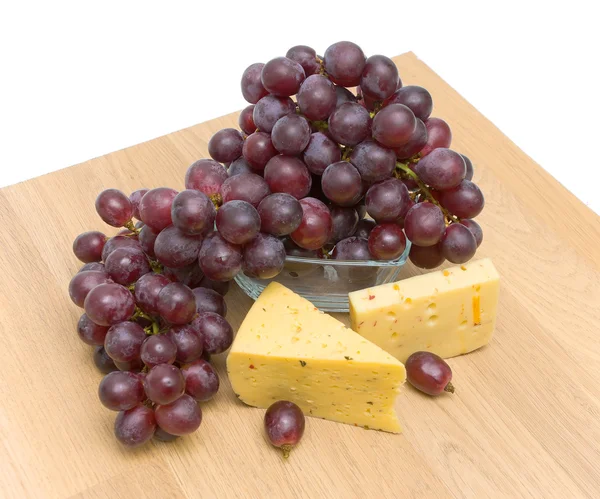 Mogna druvor och ost. ovanifrån. — Stockfoto