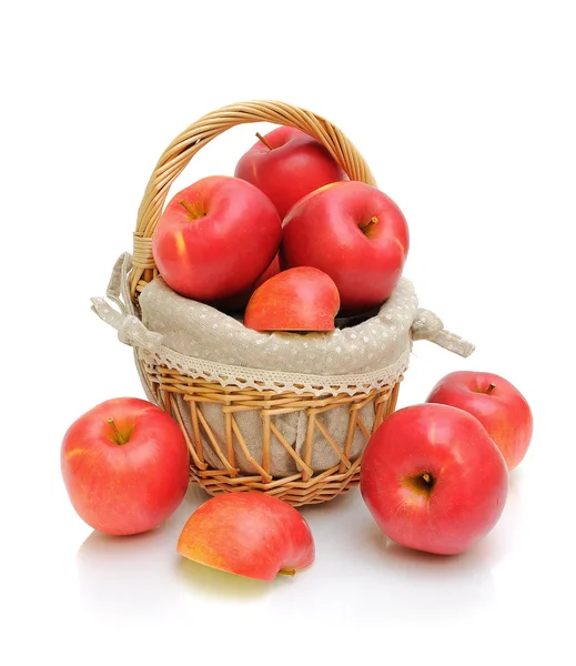 Rode appels in een mandje op een witte achtergrond — Stockfoto