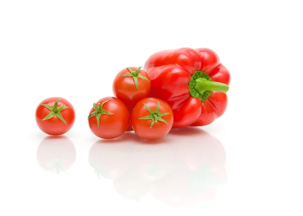 Pomodori e peperoni su fondo bianco con riflesso — Foto Stock