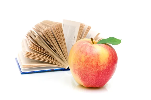 Livre ouvert et une pomme sur fond blanc — Photo