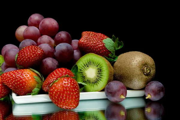 Fruta y bayas primer plano sobre fondo negro — Foto de Stock