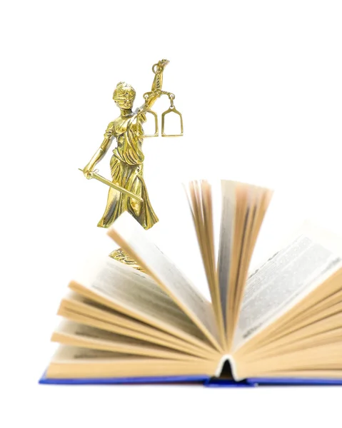 Статуя правосудия и книга. вертикальное фото . — стоковое фото