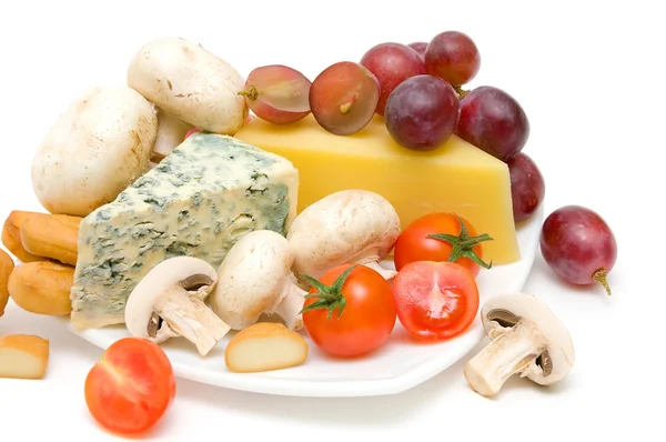 Käse, Pilze, Tomaten und Trauben aus nächster Nähe — Stockfoto