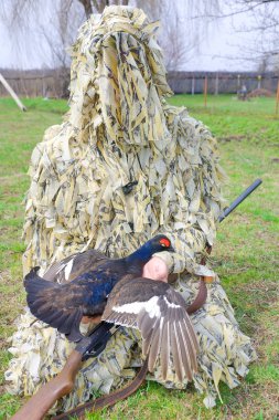tutan bir ödül avcısı. dikey fotoğraf.